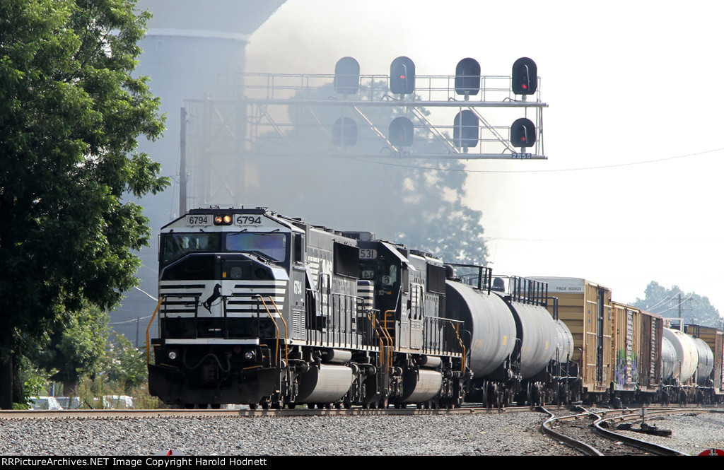 NS 6794 leads train 159 southbound